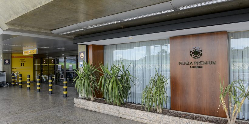 Sala VIP Plaza Premium Lounge no lado terra do Terminal 2 do Aeroporto de Guarulhos. Esta sala está localizada antes da área segura.