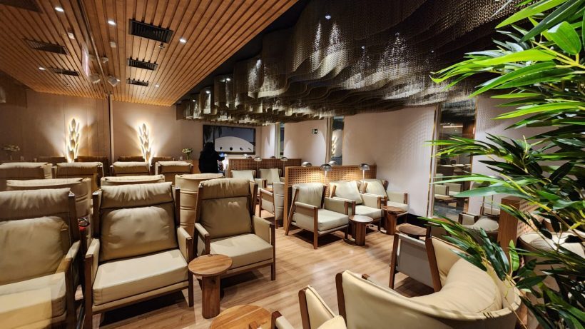 Sala VIP W Premium Lounge 5th Avenue no terminal 3 do Aeroporto de Guarulhos, com poltronas para aguardar o voo, bar e buffet