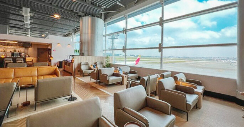 Sala principal W Premium na área de embarque internacional do Aeroporto de Guarulhos