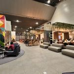 Sala VIP Centurion Lounge da American Express Aeroporto de Guarulhos. Este lounge é espaçoso e apresenta um design tradicional. Oferece um buffet com diversas opções quentes e frias, um bar, área dedicada à leitura e trabalho, instalações para conferência e sala de silêncio