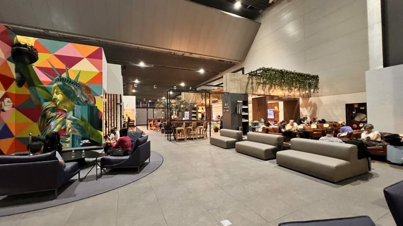 Sala VIP Centurion Lounge da American Express Aeroporto de Guarulhos. Oferece um buffet com diversas opções quentes e frias, um bar, área dedicada à leitura e trabalho, instalações para conferência e sala de silêncio. Clientes The Platinum Card têm acesso gratuito.
