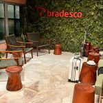 Interior do Bradesco Cartões Lounge Internacional no Aeroporto de Guarulhos. Este é o primeiro lounge internacional do Bradesco e uma das salas VIP do Terminal 3 (T3) de GRU. O espaço oferece serviço de buffet e área de descanso.