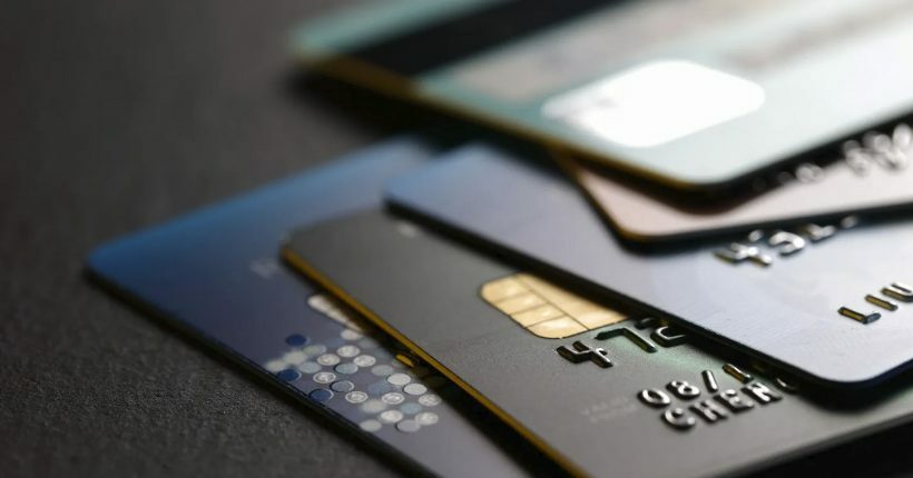 Compras com cartão de crédito são uma das principais fontes de acumulação de milhas.